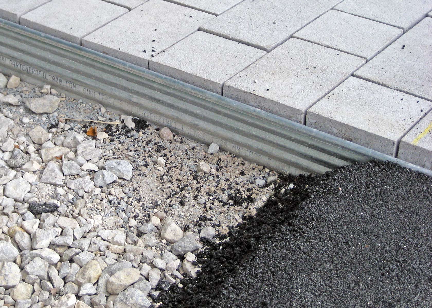 Bei Teerflächen wird der Teer meist bis zur Oberkante des Profils verbaut. Bei Teerflächen wird der Teer meist bis zur Oberkante des Profils verbaut.