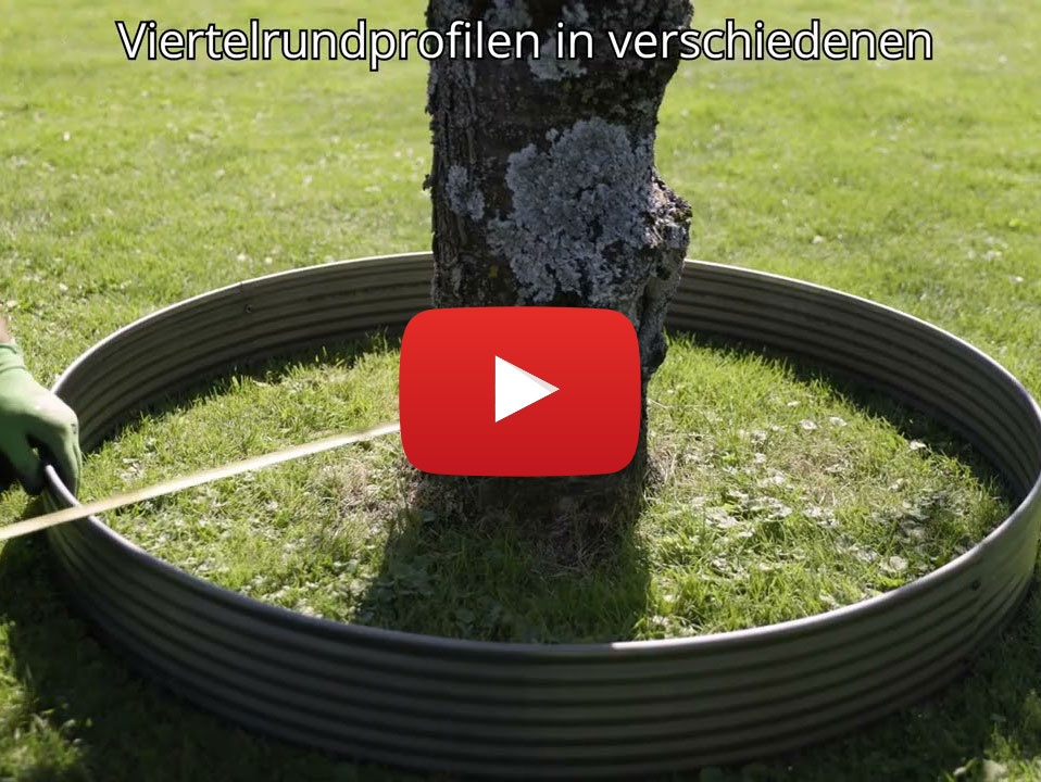 Mann misst den Abstand vom Baum zum eingebauten Pflanzring